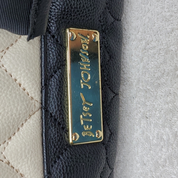 Betsy Johnson quilted heart cream black bow tie handle handbag 12X9 - Picture 2 of 8